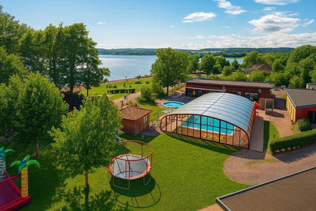 Parc de vacances pour 6 personnes, avec piscine et jacuzzi ainsi que jardin et sauna à Villegusien-le-Lac