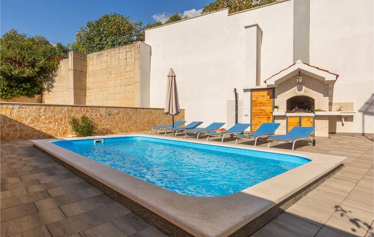Retraite en bord de mer : appartement confortable avec terrasse, piscine et Wi-Fi, à 800 m de la plage in Krvavica, Makarska riviera