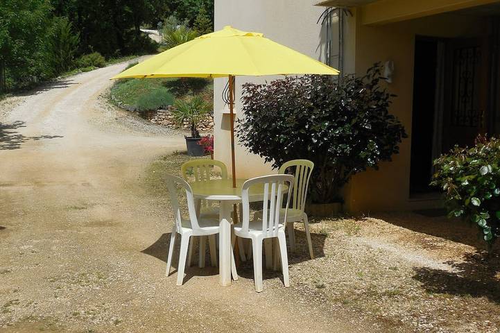 Gîte pour 4 personnes, avec terrasse et jardin, animaux acceptés à Vézac