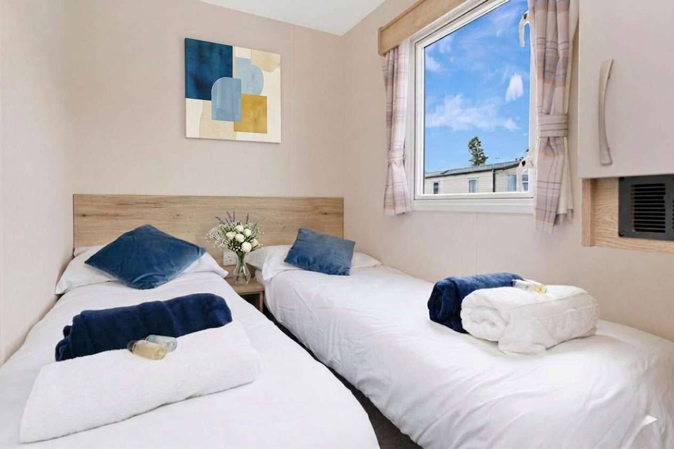 Stylish Caravan Haven Seton Sands only 25min to Edinburgh in Edinburgh and Lothian