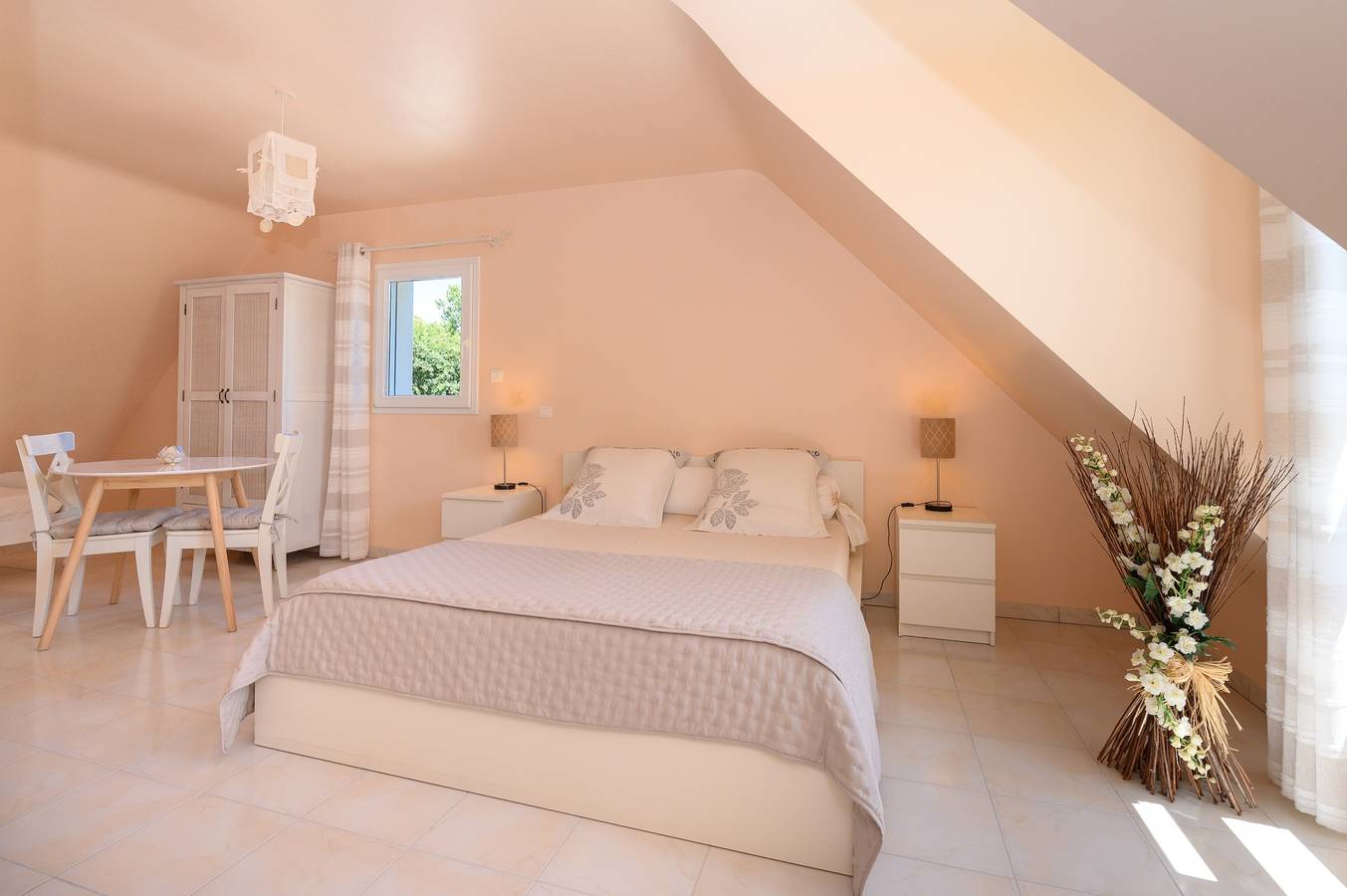 Chambre d’hôtes « Boked Goué » avec terrasse et jardin partagés, Wi-Fi in Locoal-Mendon, Côte des Mégalithes