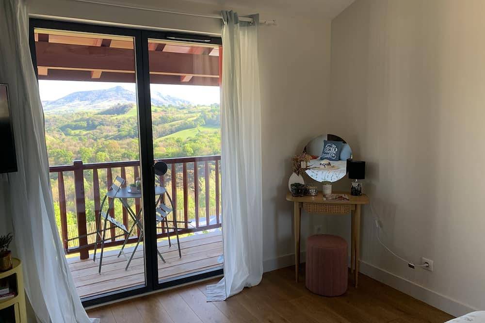 Entire apartment, Spacious Baïgura studio, mountain views, direct access to pool & spa in Hasparren, Bayonne region