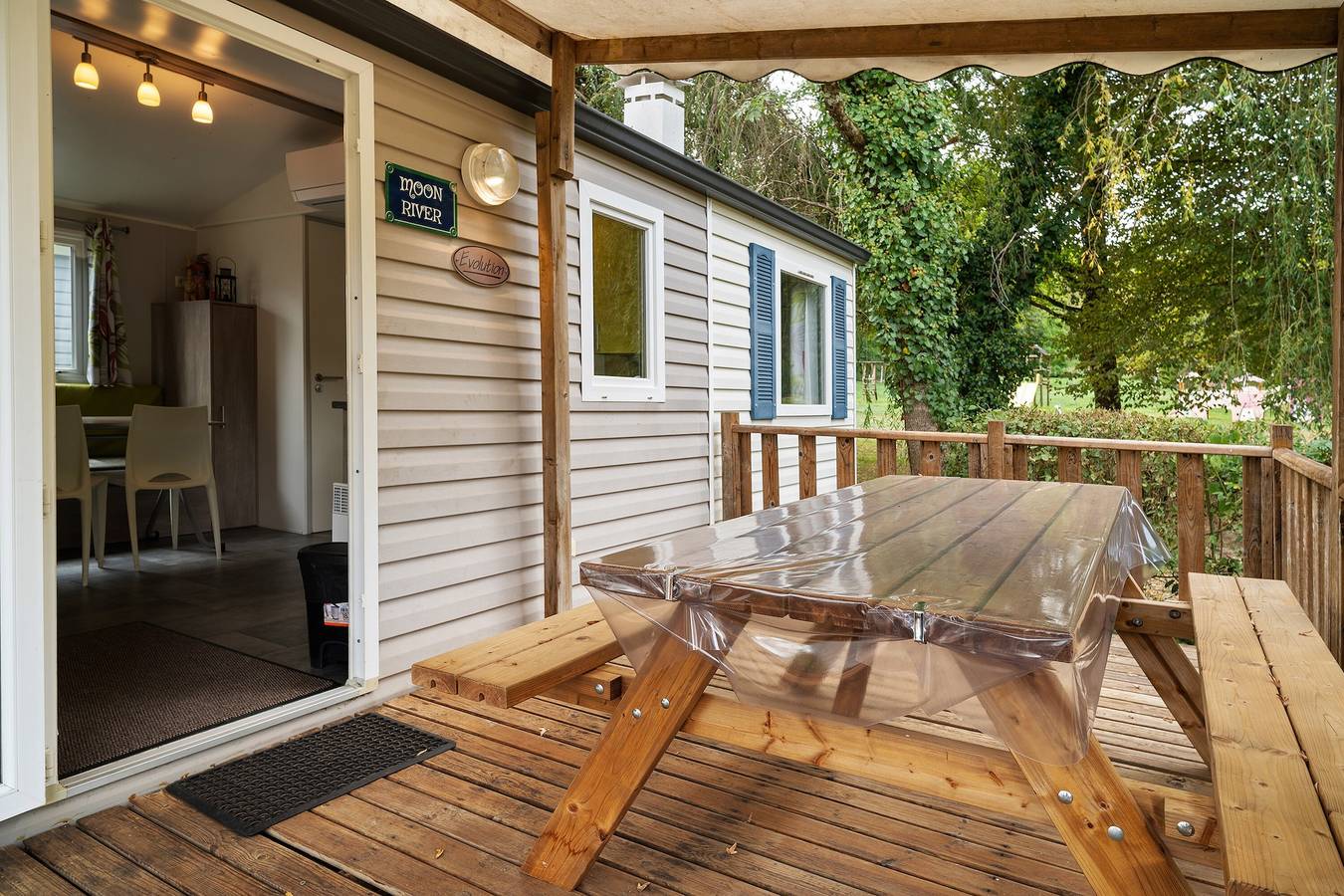 Mobile home 'Moon River' with private terrace, Wi-Fi and air conditioning in Thiviers, Périgord Vert