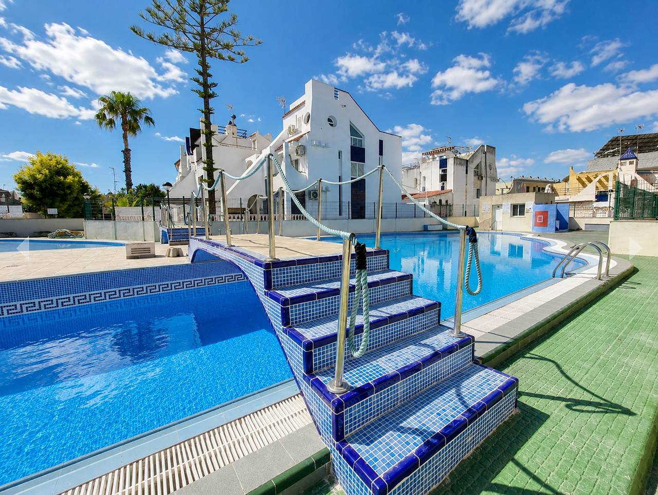 Appartement entier, Charmant Bungalow Supérieur avec Terrasse et Piscine Commune à Torrevieja in Torrevieja, Costa Blanca