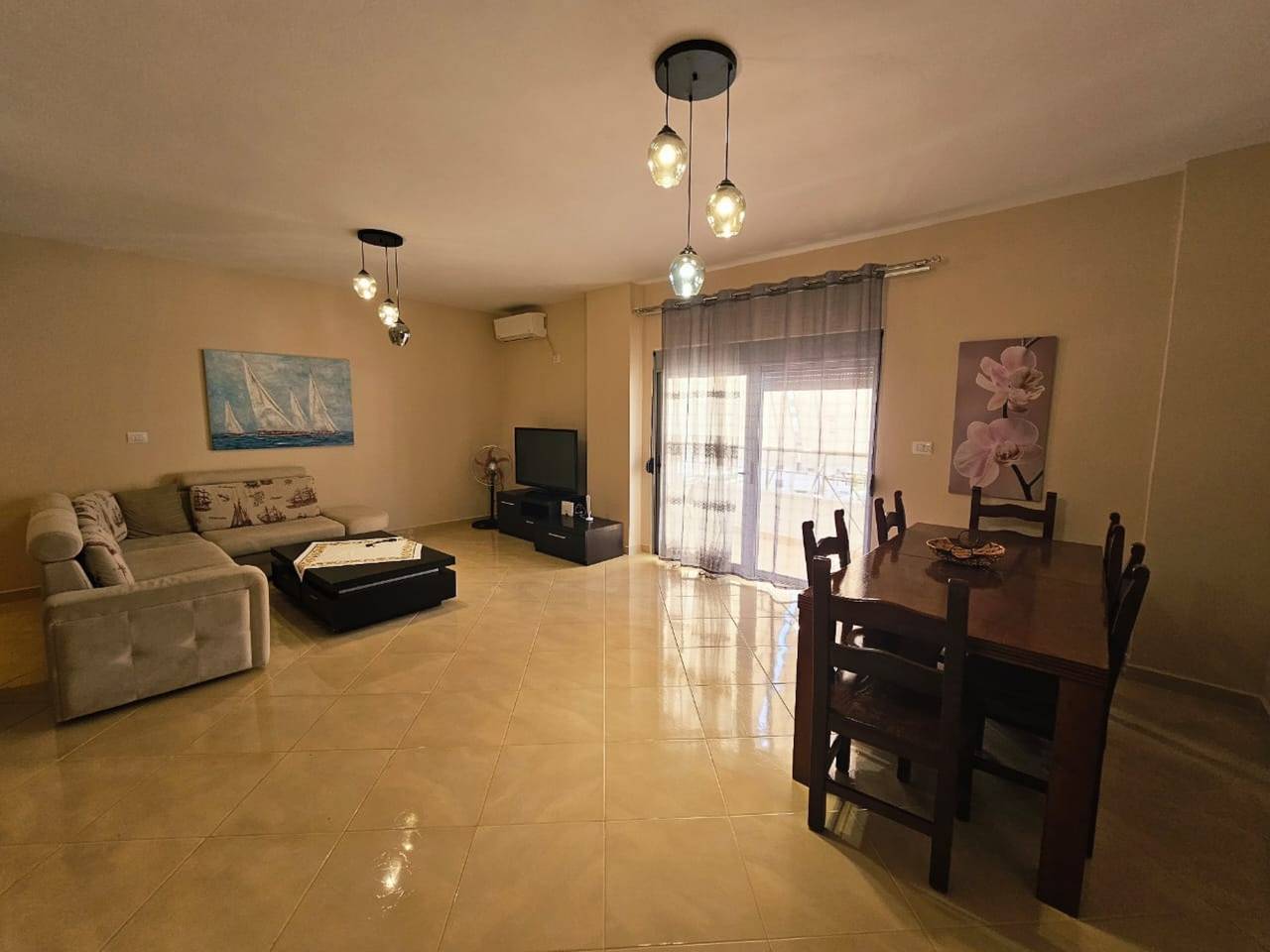 Ganze Ferienwohnung, Ferienwohnung für 7 Personen mit Balkon in Sarandë, Vlorë