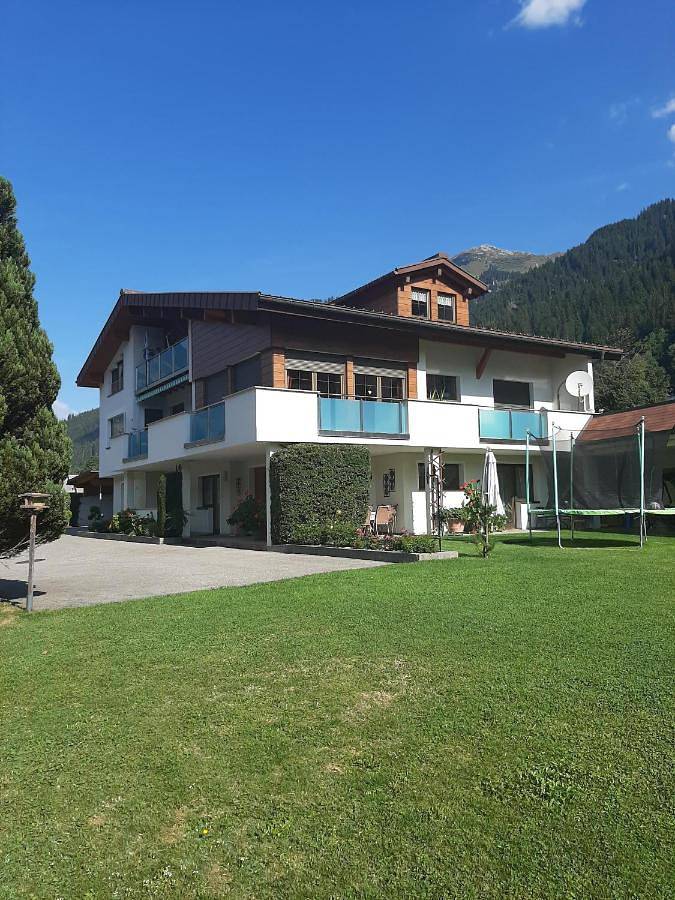 Ferienwohnung für 4 Personen, mit Balkon und Terrasse sowie Garten in Gortipohl