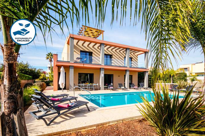 Villa voor 12 personen, with Balkon and Terras as well as Tuin in Armação de Pera