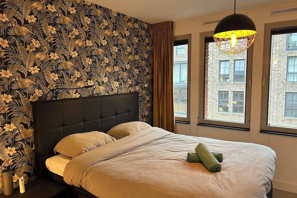 Luxurious 5-storey 3-bedroom townhome at the water in the heart of Amsterdam in Amsterdam West, Holländische Küste