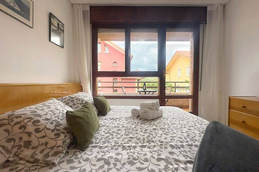 Entire apartment, Beachfront with private garden La Galerna 17000 in Santoña, Cantabrian Coast