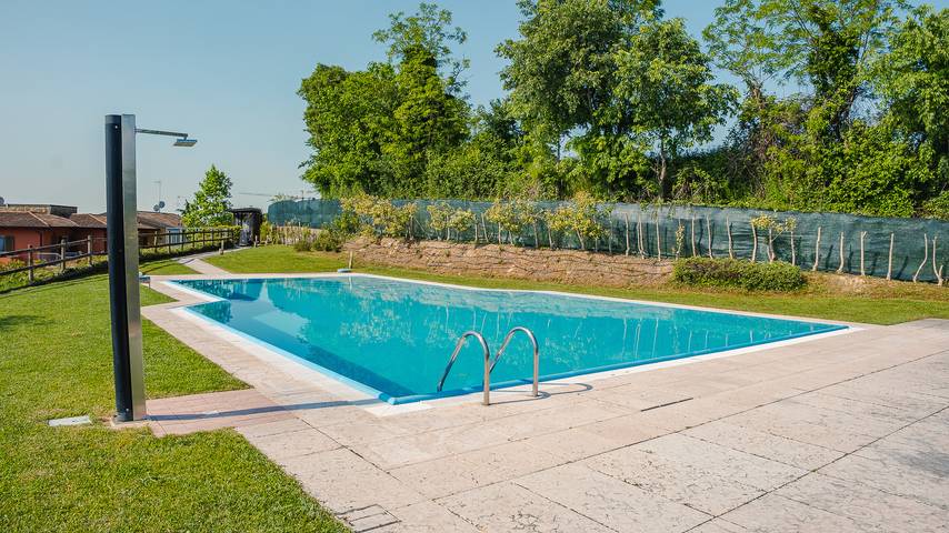 Ferienwohnung für 4 Personen, mit Terrasse und Garten sowie Pool und Seeblick