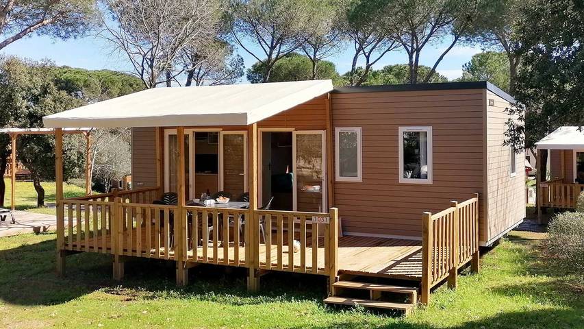Camping pour 8 personnes, avec jacuzzi et bassin pour enfant à Le Muy