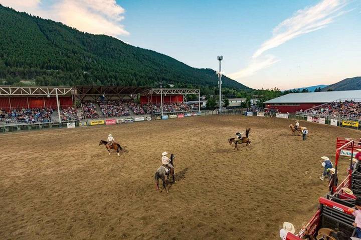 Vacation rental for 4 people, with yard and balcony as well as pool in Teton Village