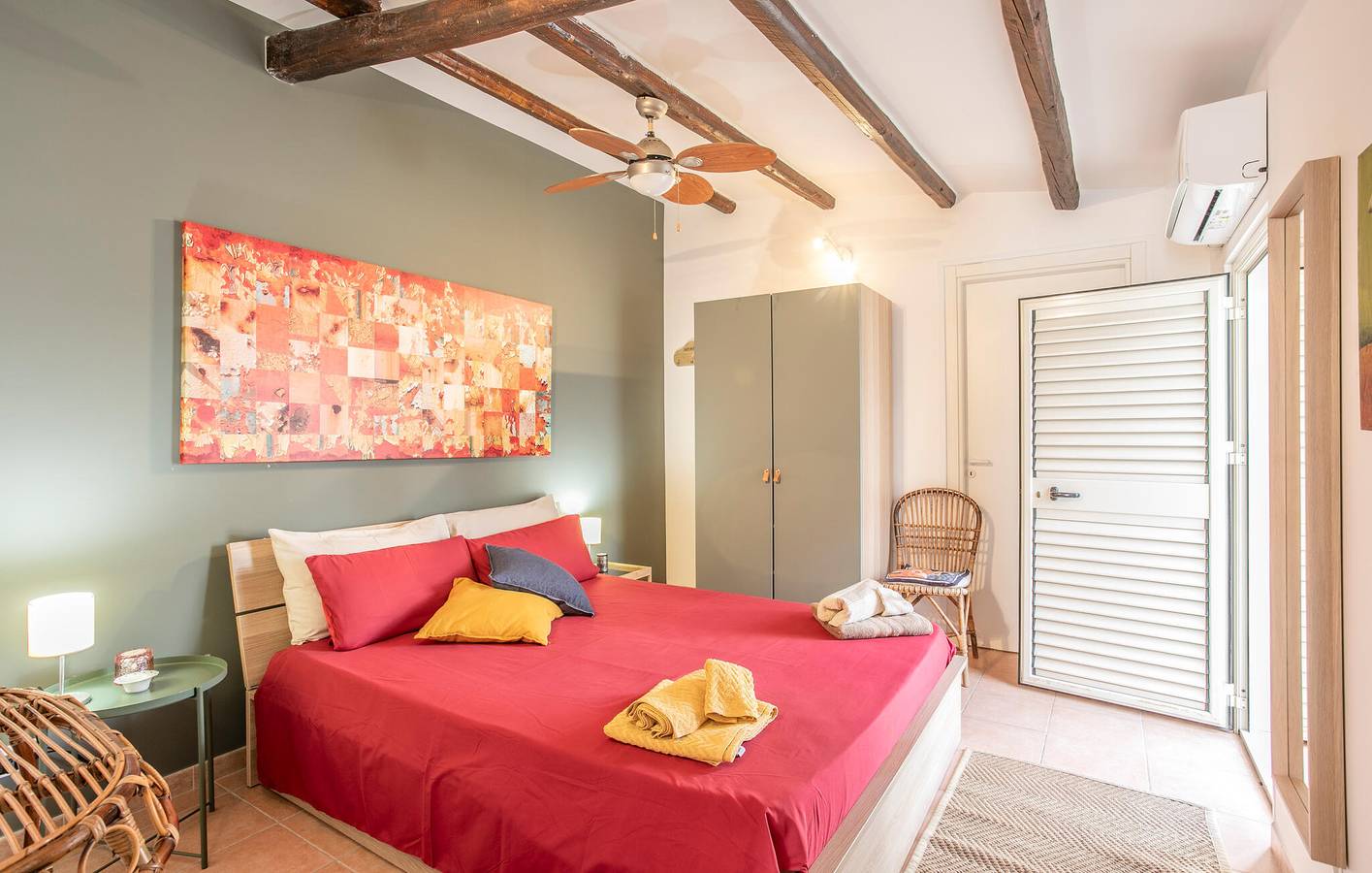 Apartment mit Meerblick, Terrasse und Parkplatz - 2,5 km zum Strand in Punta Braccetto, Ragusa