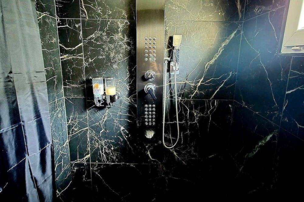 Entire apartment, Private Jacuzzi with sea view - quiet, cosy suite in Port-Saint-Louis-du-Rhône, Arles region