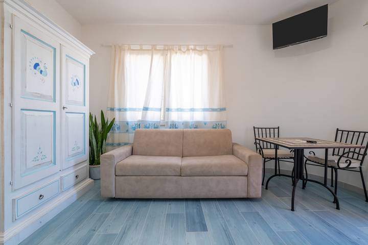 Monolocale intero, Monolocale 'Villa Erica Appartamento Lesley' con vista sulle montagne, Wi-Fi e aria condizionata in Villa San Pietro, Cagliari e Dintorni