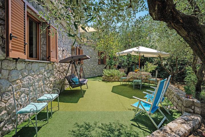 Villa 'Cynara Holiday House' with Mountain View, Wi-Fi and Air Conditioning in Massa Lubrense, Naples Province
