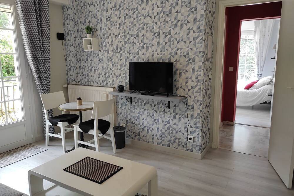 Suite chambre d'hôte avec piscine vue sur les Pyrénées in Tournay, Hautes-Pyrénées