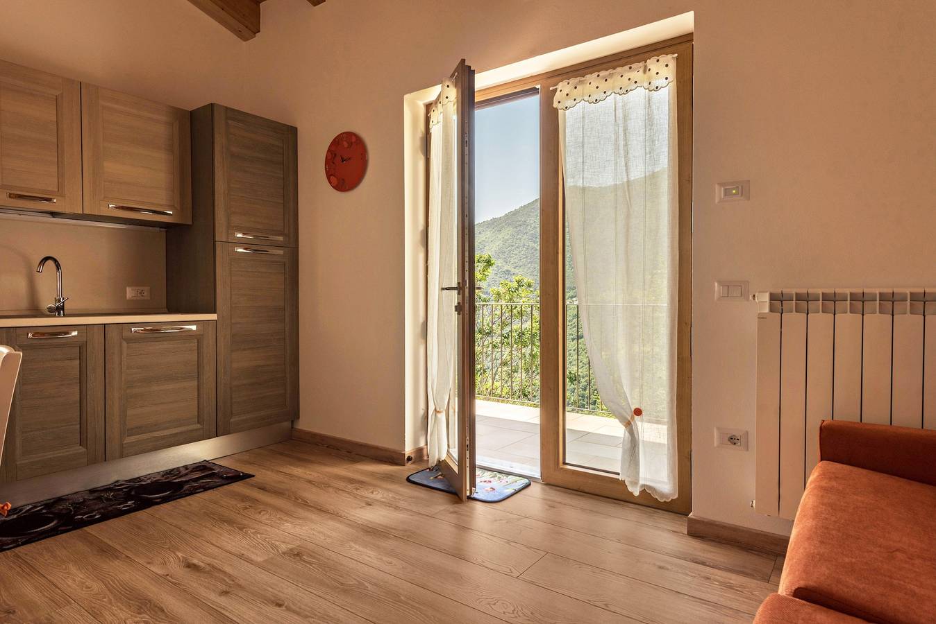 Appartamento intero, Appartamento "Nonno Bigi Tulipano" con vista sulle montagne, Wi-Fi, balcone e giardino in Tremosine, Prealpi Gardesane