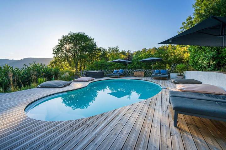 Location de vacances pour 14 personnes, avec jardin et vue ainsi que sauna et piscine à Le Ménil