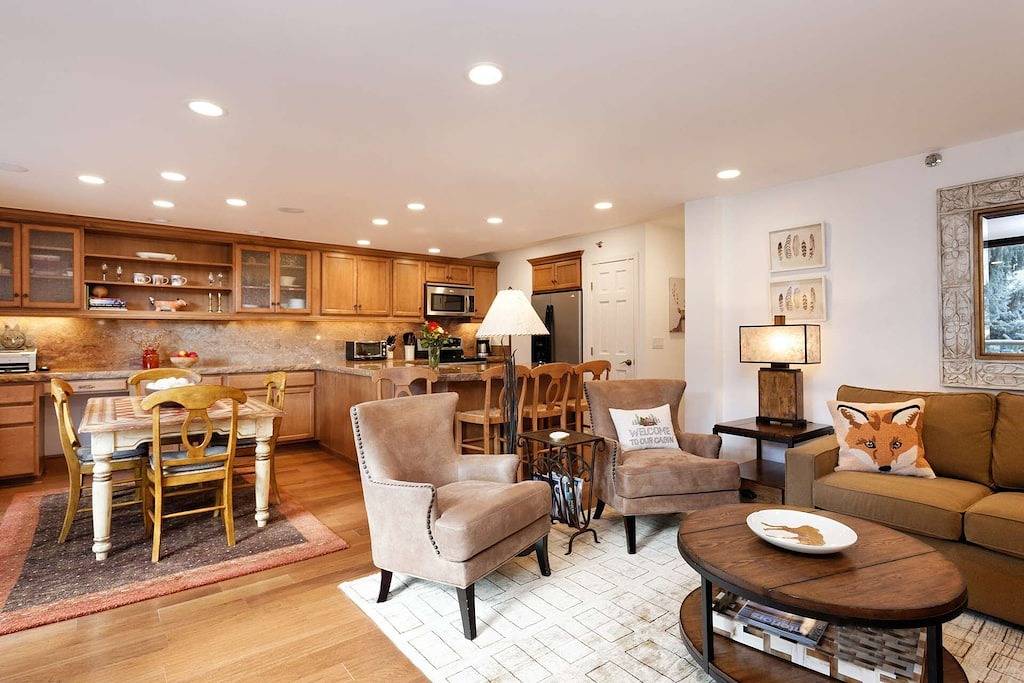 Ganze Wohnung, Erstaunliche Aspen Mountain Views. Praktische ganzjährige Lage! Aufzug, kostenfreies Parken, Gaskamin. in Aspen, Aspen Snowmass