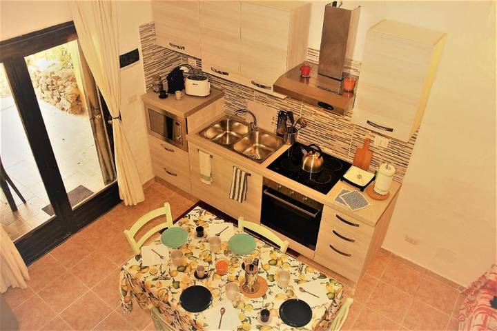 Gîte pour 8 personnes, avec Balcon et Terrasse ainsi que Jardin et Piscine dans Sole Ruiu
