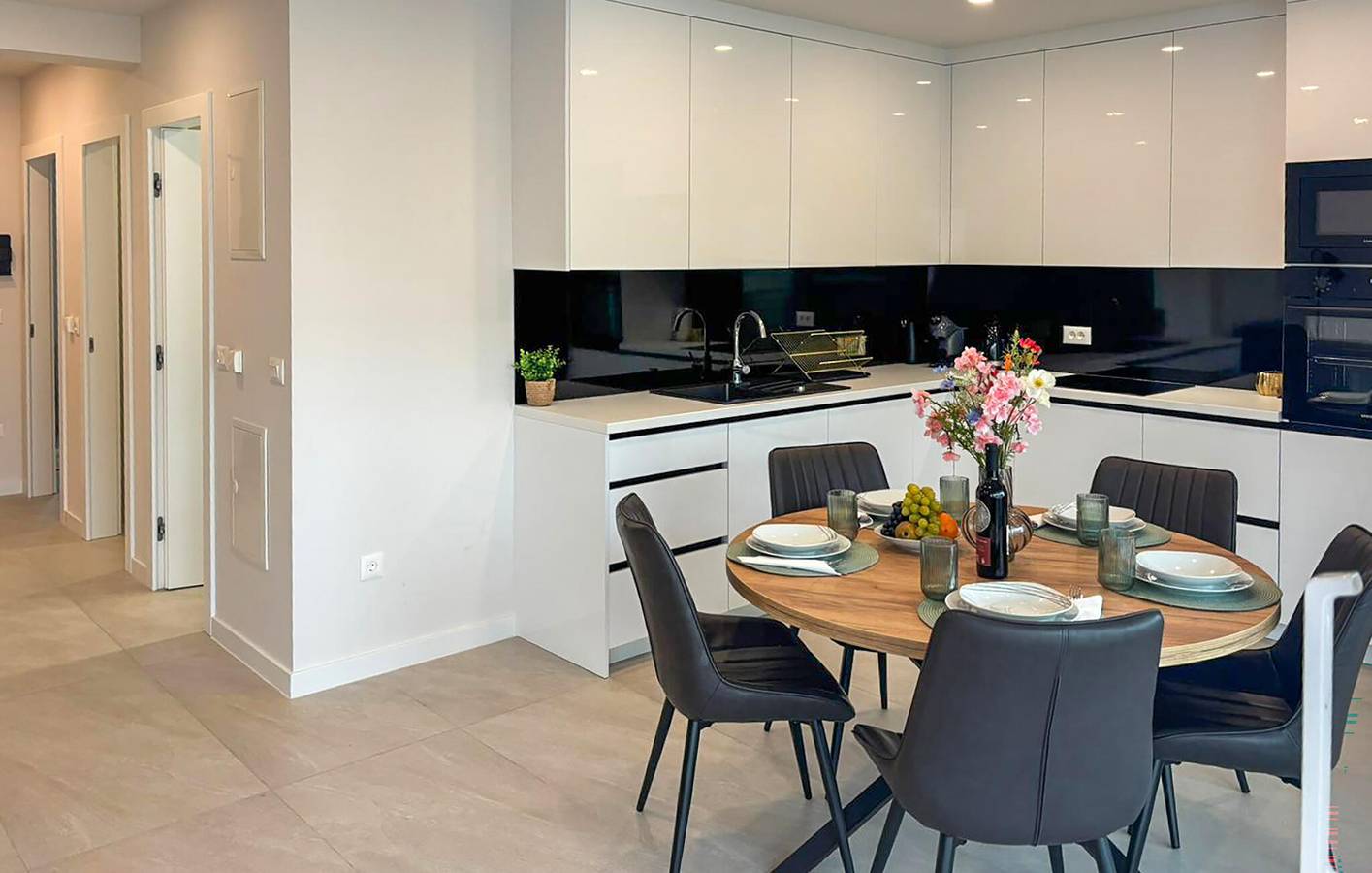 Ganze Ferienwohnung, Urlaub am Meer: Modernes Apartment mit 1 Schlafzimmer, Terrasse und Annehmlichkeiten in Tucepi, Makarska Riviera