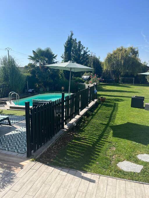 Cottage pour 14 personnes, avec piscine ainsi que terrasse et jacuzzi dans Ostricourt