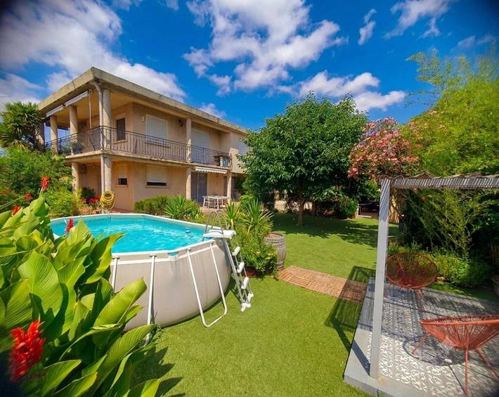 Gîte pour 4 personnes, avec terrasse ainsi que jardin et piscine à Lunel-Viel