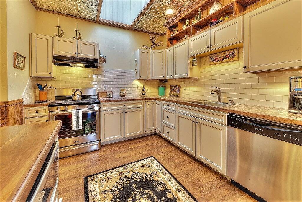 Wunderschön restauriertes Vergnügungshaus in der Main Street über der Blodgett Canyon Wine Bar in Hamilton (MT), Ravalli County