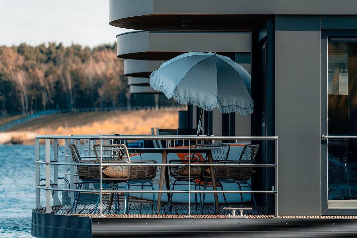 Floatinghouse Paradise: schwimmendes Ferienhaus mit Seeblick in Bärwalder See, Boxberg (Oberlausitz)