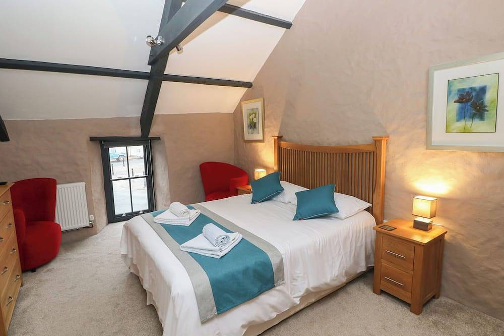 Stable Cottage, pet friendly, character holiday cottage in Pembroke in Pembroke, Pembrokeshire