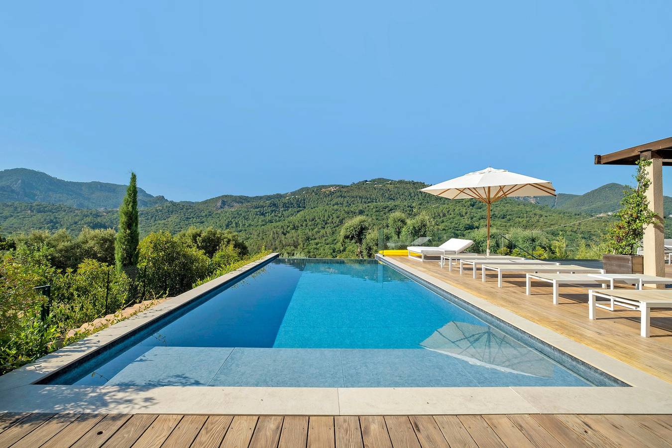 Moderne Luxusvilla Corian mit allem Komfort im Herzen des Esterel-Gebirges in Les Adrets-de-l'Estérel, Mittelmeerküste (Frankreich)