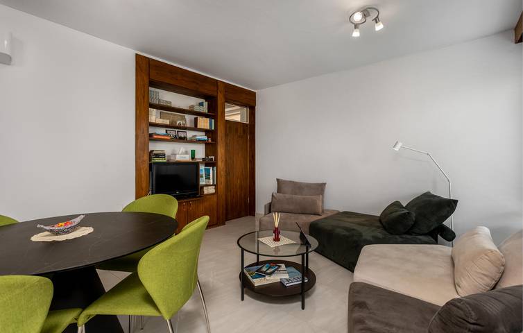 Cozy Sea View Apartment with Terrace, WiFi, Parking & 900m to Beach in Banjol, Rab