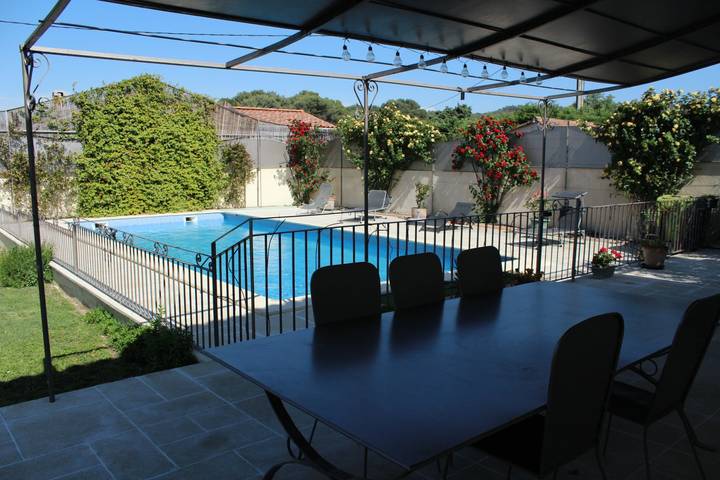 Gîte pour 6 personnes, avec terrasse ainsi que jardin et piscine à Vernègues - 2