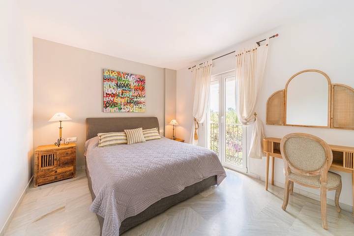 Villa 'Pareado Relax' con vistas al mar, Wi-Fi y aire acondicionado in Las Chapas, Marbella