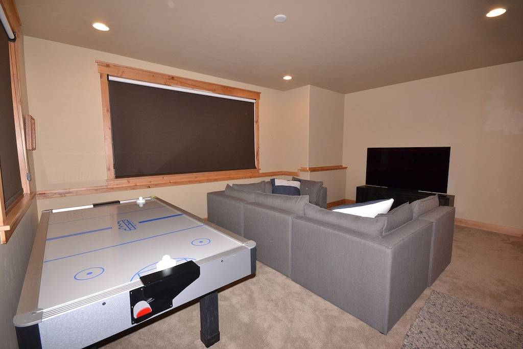 Beautiful Upscale Home on the Golf Course with Two Master Suites, Private hot tub in Silverthorne, Arapaho and Roosevelt National Forests