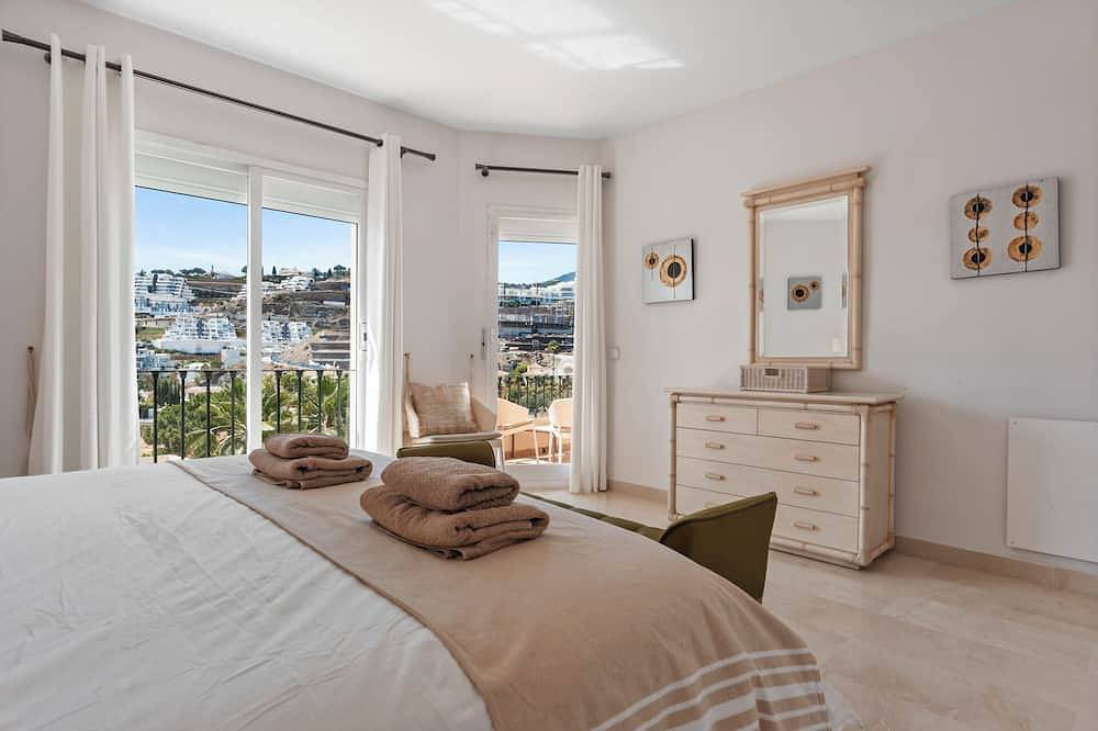 La Quinta Hills Penthouse with Rooftop Terrace in Val de Guadalmina, Benahavís