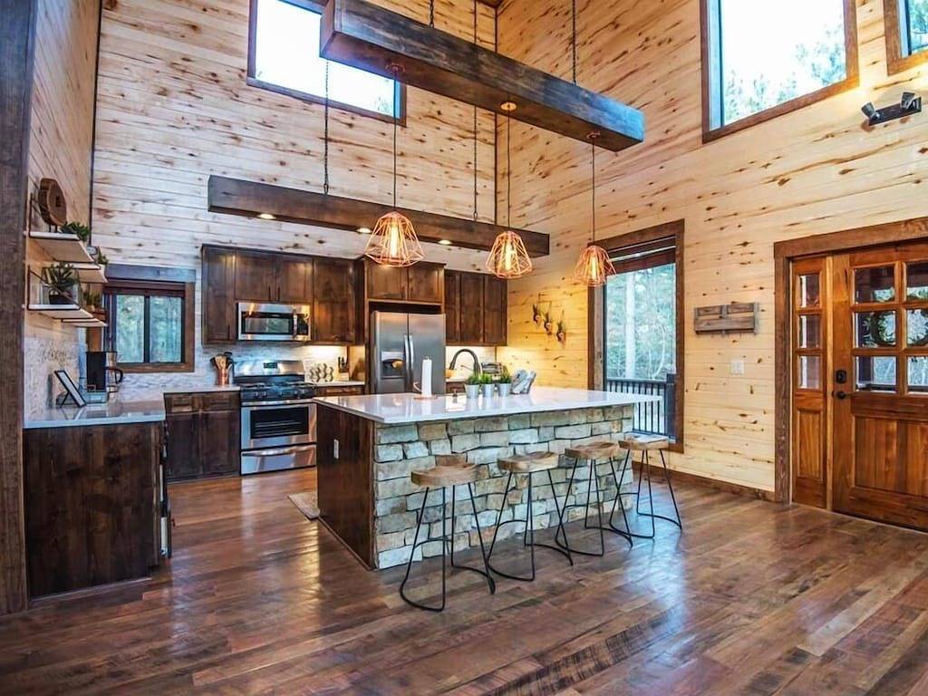 \"Rustic Heights Cabin\" Modern Luxury, w Beautiful Views, Pets in Broken Bow, Broken Bow Lake