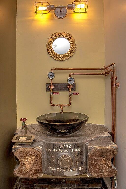 Vacation rental for 16 people, with pool and yard in White Mountain National Forest