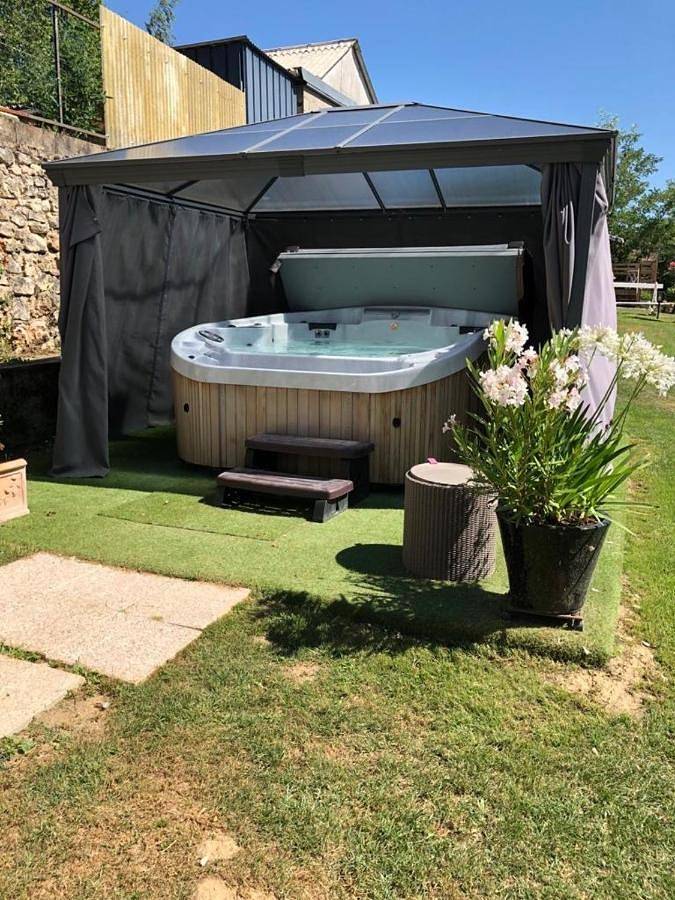 Location de vacances pour 10 personnes, avec jardin et jacuzzi à Le Blanc