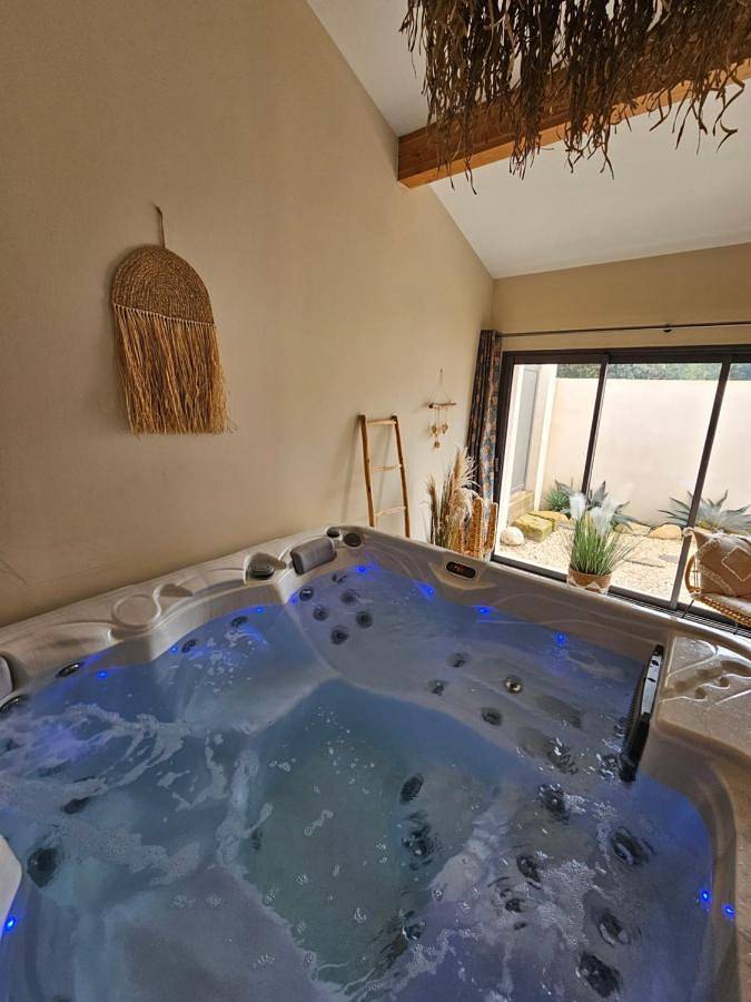 Location de vacances pour 3 personnes, avec jardin ainsi que jacuzzi et piscine à Saint-Siffret