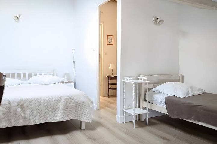 Location de vacances pour 13 personnes, avec terrasse et jardin à Saint-Hilaire-la-Palud - 3