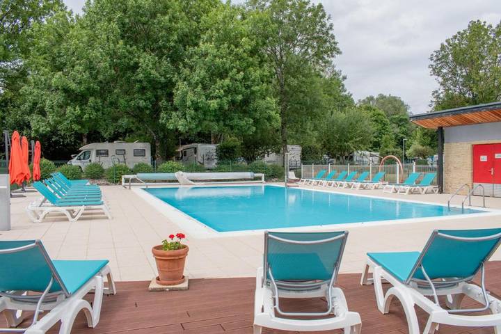 Camping pour 2 personnes, avec Terrasse ainsi que Jardin et Piscine