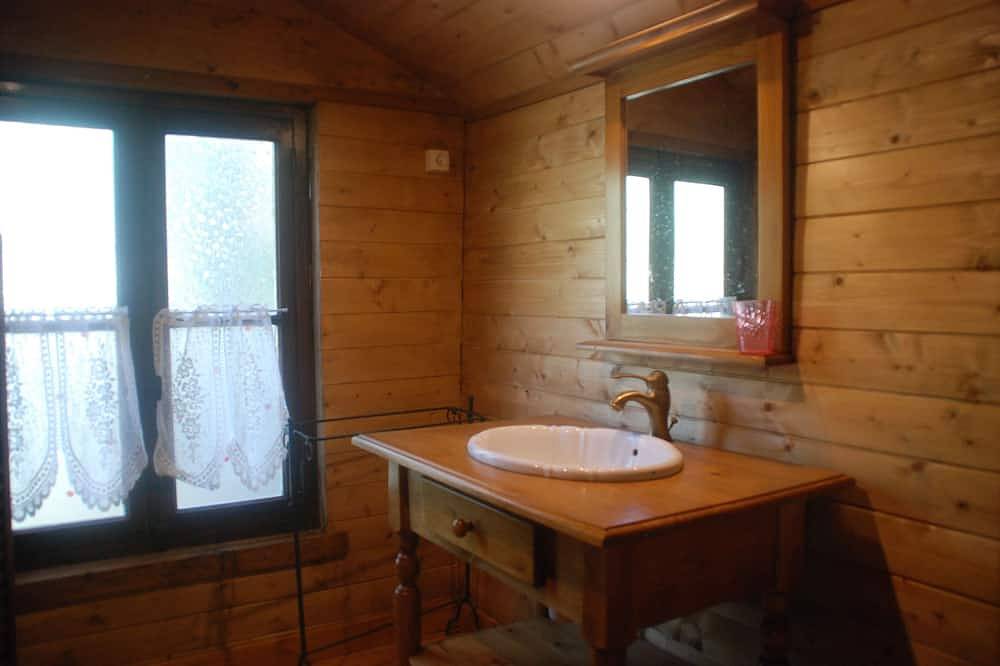 Chalet Bois Tout Confort- réduction spéciale  été 2026 in Cuers, Côte méditerranéenne (France)