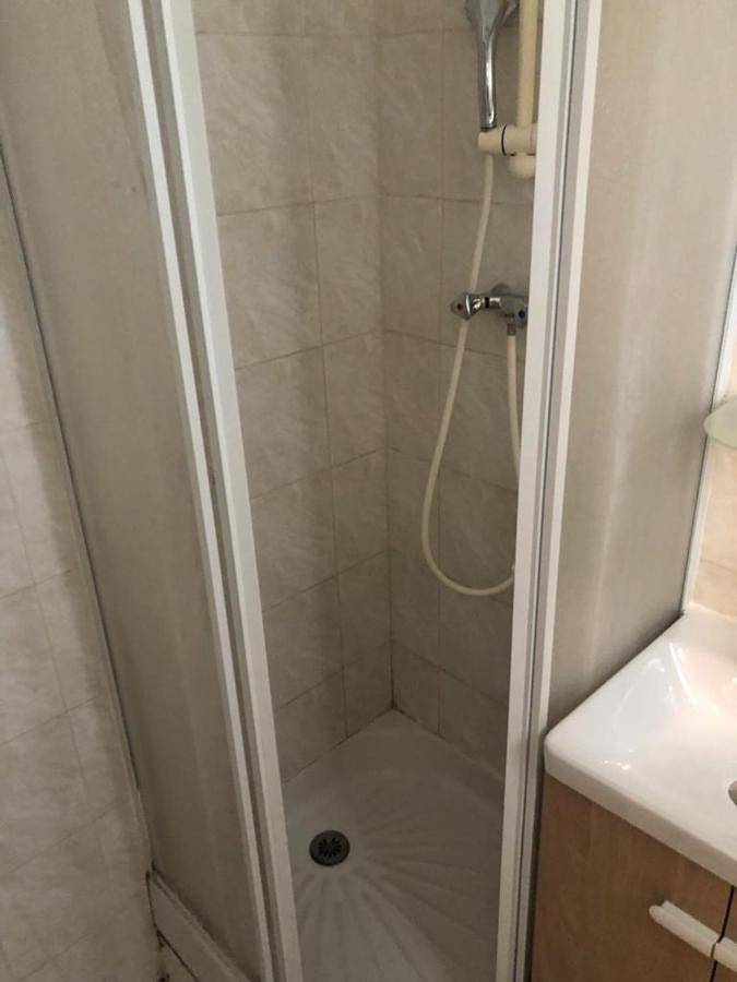 Appartement entier, Beau F2 Paris face gare de Rosny in Rosny-sous-Bois, Seine-Saint-Denis