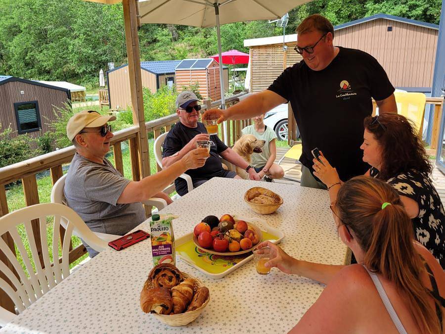 Camping La Castillonderie - Mobilheim 6 personen - Privilège 3 Schlafzimmer - 1 Badezimmer - Klimaanlage + Tv in Thonac, Périgord Noir
