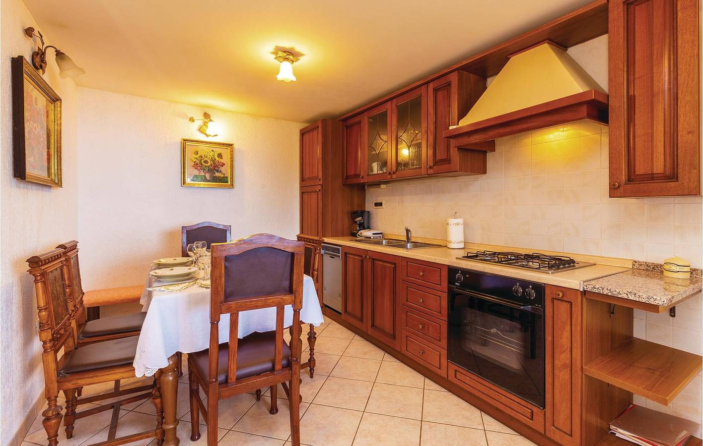 Geheel vakantieappartement, Appartement met zeezicht in de buurt van Bakar, met terras en parkeerplaats in Vrh Martinscice, Primorje-Gorski Kotar