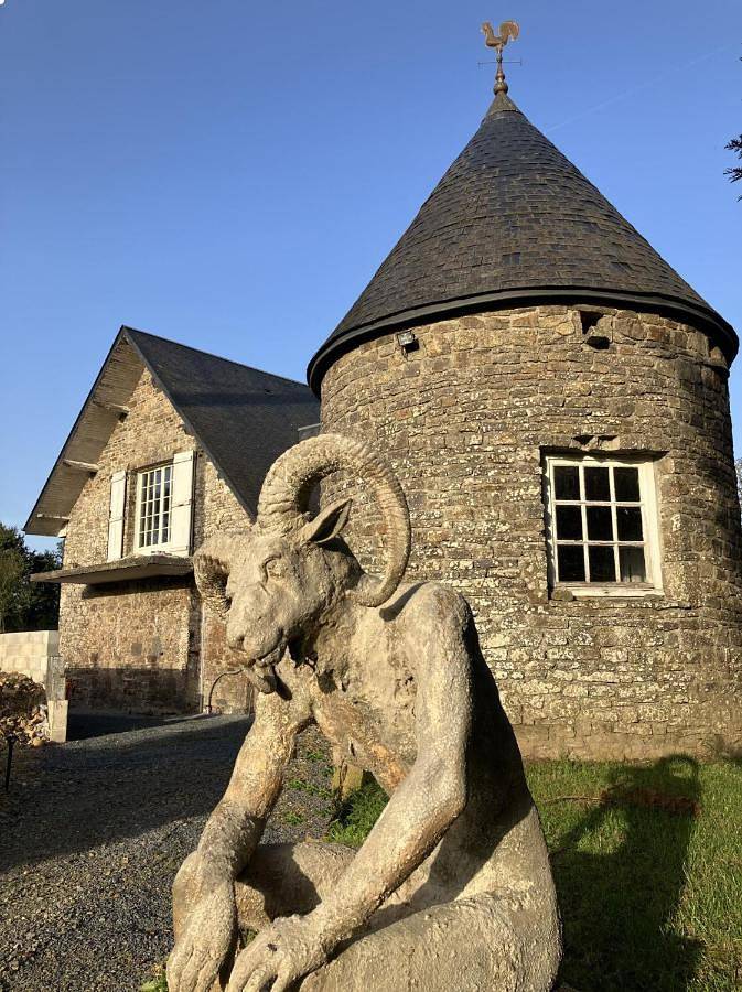 Cottage pour 2 personnes, avec vue et jardin, animaux acceptés à Villebaudon