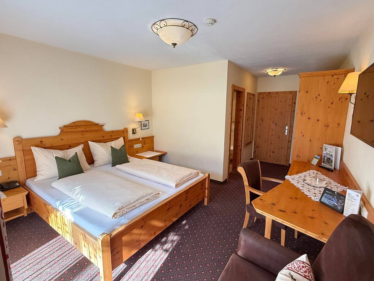 Hotel Neuwirt - Doppelzimmer "Zirbenholz" in Brandenberg, Kaisergebirge