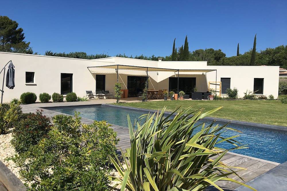 Contemporary villa with swimming pool set in 4000m2 of landscaped grounds in Saint-Cannat, Aix-en-Provence region
